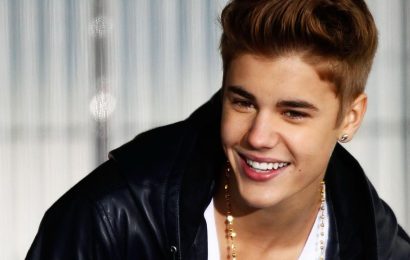 Justin Bieber supports rival for top Christmas song