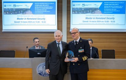 Sicurezza e Formazione: il premio “Sine Cura” a Nicola Carlone, Comandante Generale della Guardia Costiera 